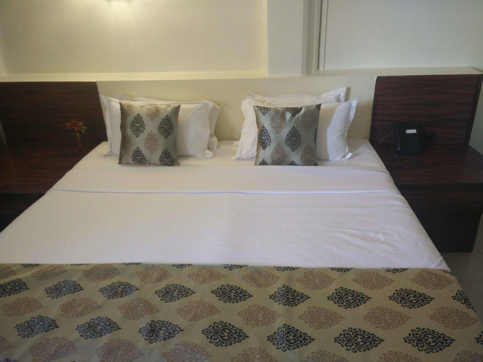 Strand Hotel, Colaba Mumbai Bagian luar foto