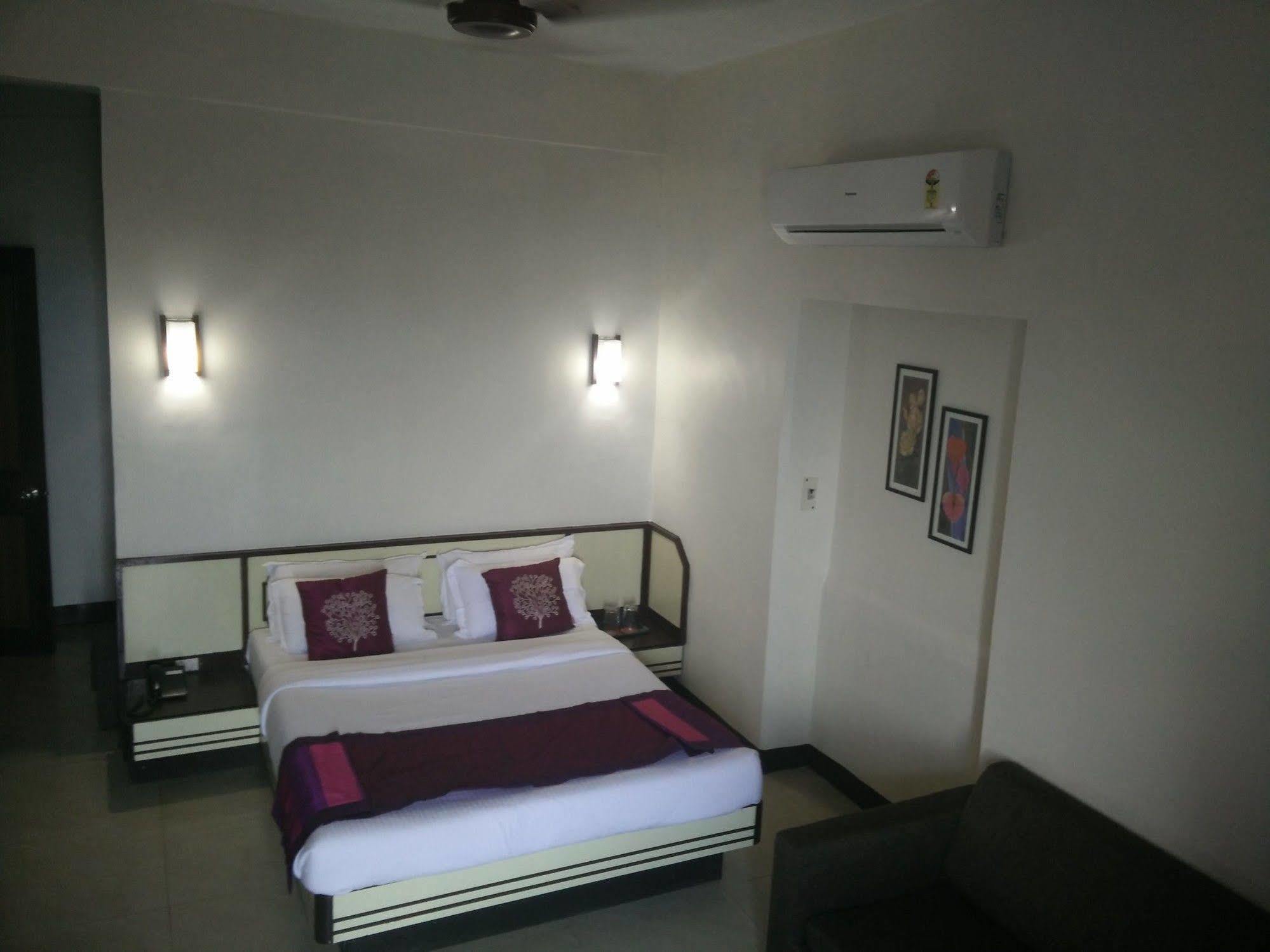 Strand Hotel, Colaba Mumbai Bagian luar foto