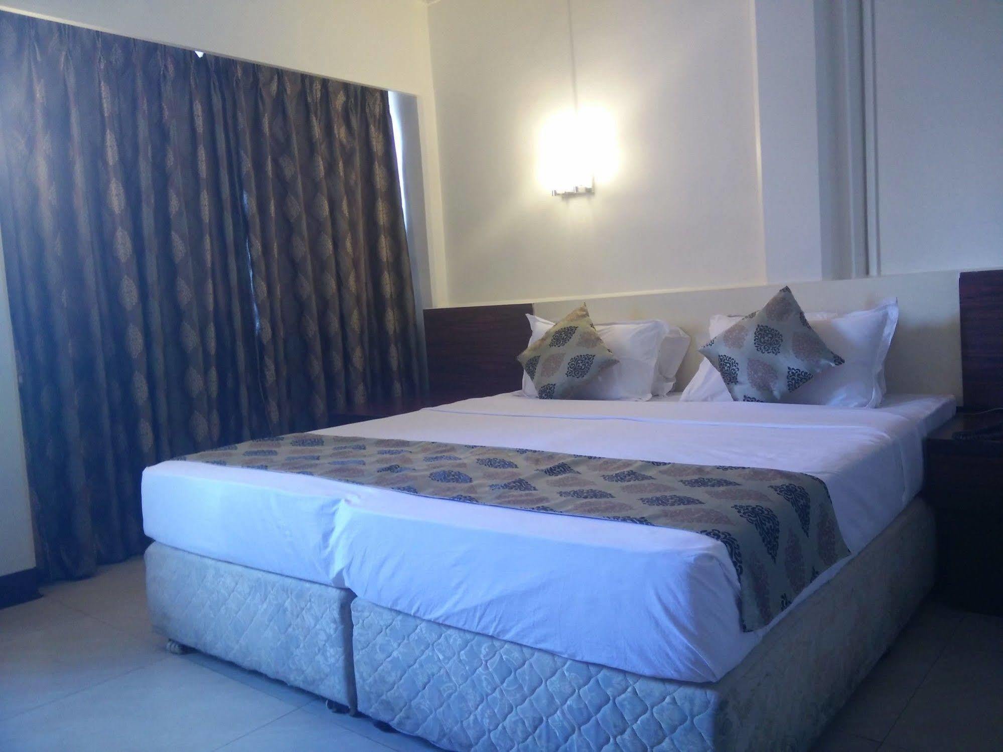Strand Hotel, Colaba Mumbai Bagian luar foto